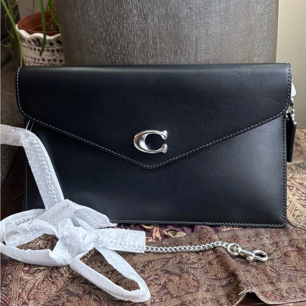 Authentic Coach 1941 black Leather flap magnetic closure Clutch/Crossbody - Picture 1 of 11